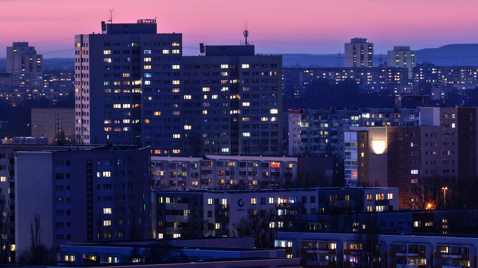 Berlin, 01.03.2023 - Blick am Abend auf Hochhaeuser und Mehrfamilienwohnhaeuser im Berliner Stadtteil Marzahn-Hellersdorf.
