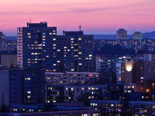 Berlin, 01.03.2023 - Blick am Abend auf Hochhaeuser und Mehrfamilienwohnhaeuser im Berliner Stadtteil Marzahn-Hellersdorf.