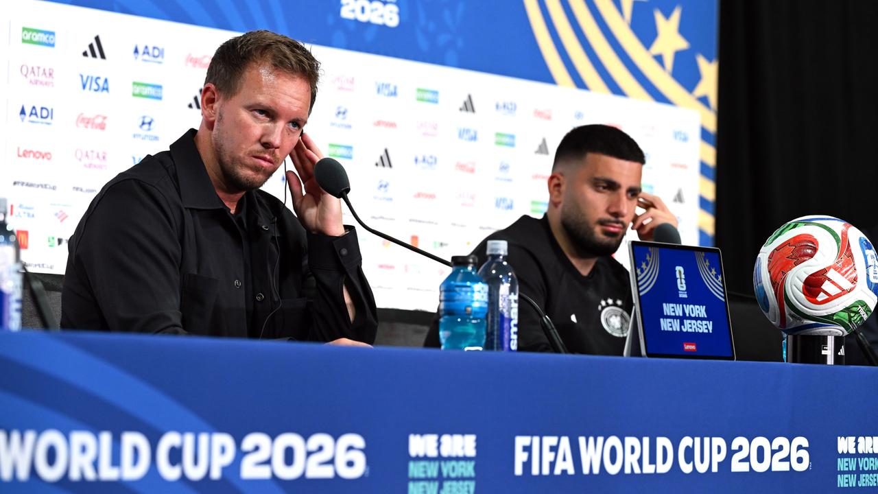 Pressekonferenz vor dem letzten Gruppenspiel gegen Ecuador: Bundestrainer Julian Nagelsmann (l) und Deniz Undav sitzen auf dem Podium vor einer Werbewand und hören konzentriert zu.
      