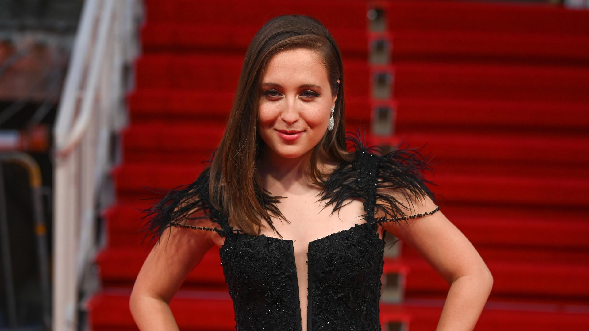 Sängerin Alice Merton 2022 auf dem Roten Teppich beim 27. Leipziger Opernball.