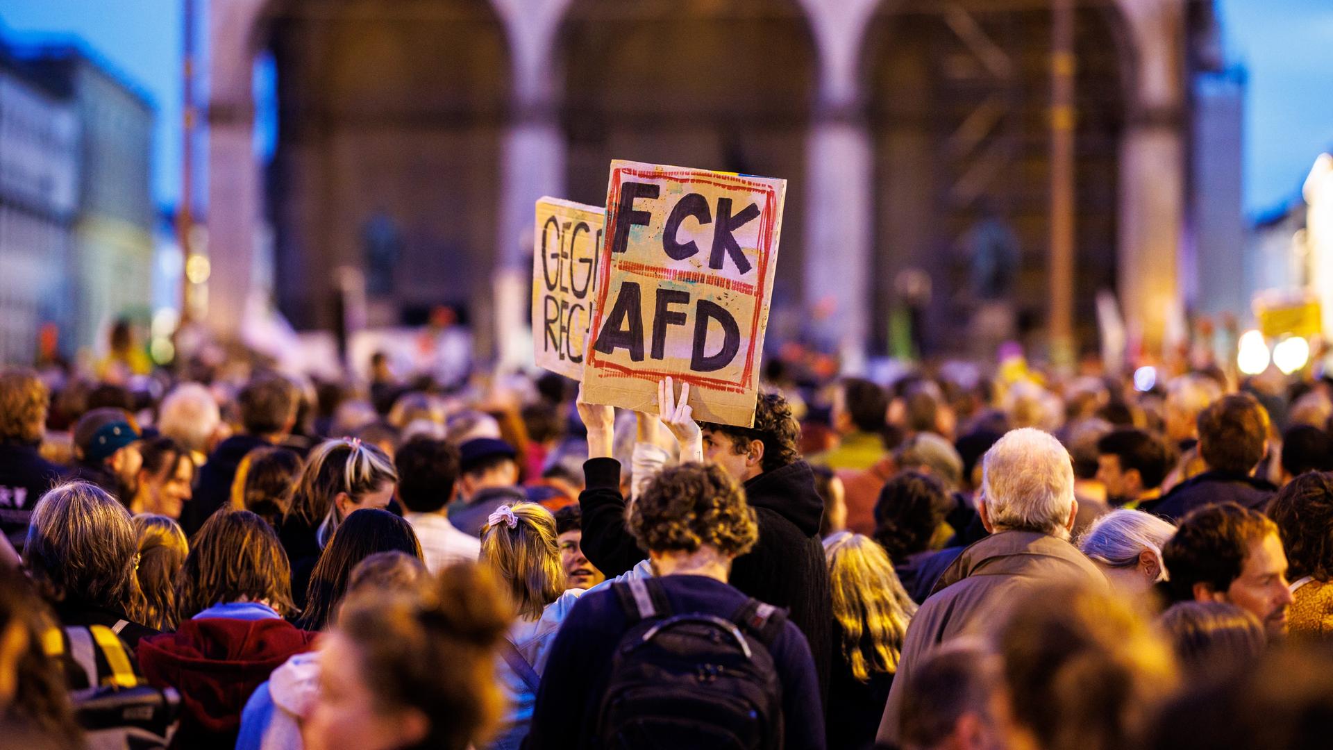 Bei einer Demonstration in München gegen Rechts steht auf einem Schild die Aufschrift "FCK AFD".