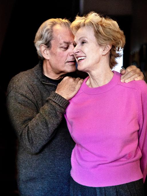 Paul Auster umfasst Siri Hustvedts Schultern und flüstert ihr etwas zu; sie lacht.