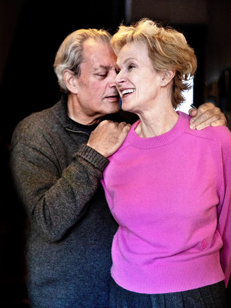 Paul Auster umfasst Siri Hustvedts Schultern und flüstert ihr etwas zu; sie lacht.