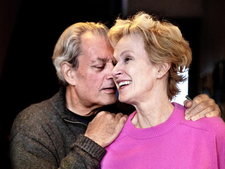 Paul Auster umfasst Siri Hustvedts Schultern und flüstert ihr etwas zu; sie lacht.