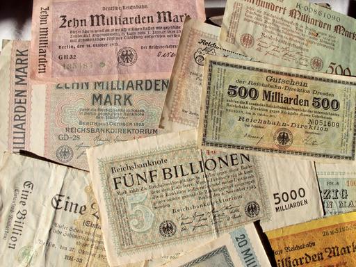 Eine Reichsbanknote über Fünf Billionen Mark vom November 1923 und andere Banknoten über 20 Milliarden Mark, 500 Milliatrden Mark u.a vornehmlich 1923 von der Deutschen Reichsbank ausgegeben