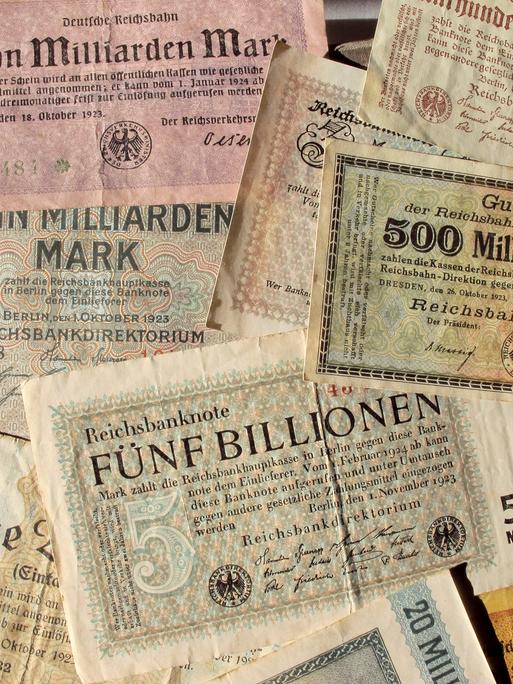 Eine Reichsbanknote über Fünf Billionen Mark vom November 1923 und andere Banknoten über 20 Milliarden Mark, 500 Milliatrden Mark u.a vornehmlich 1923 von der Deutschen Reichsbank ausgegeben