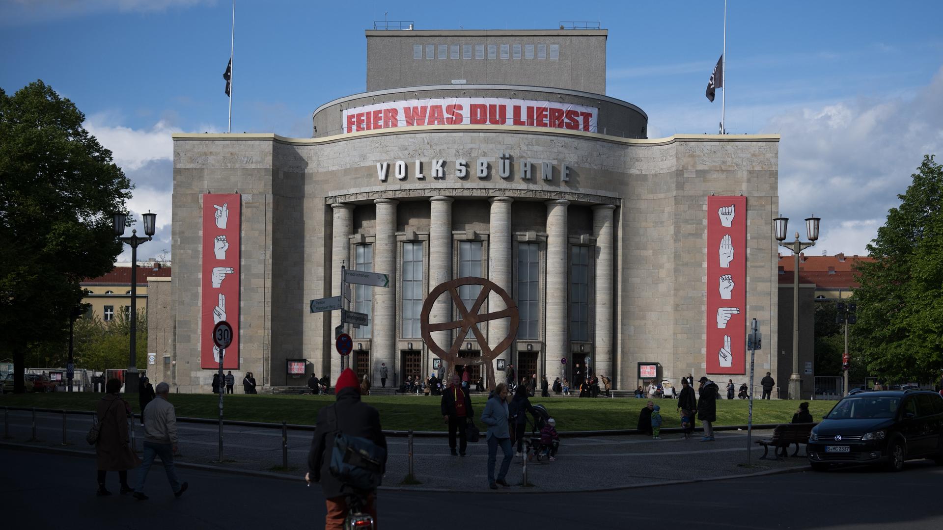 Panorama-Ansicht der Volksbühne: Ein wuchtiger Bau, der den Rosa-Luxemburg-Platz dominiert.