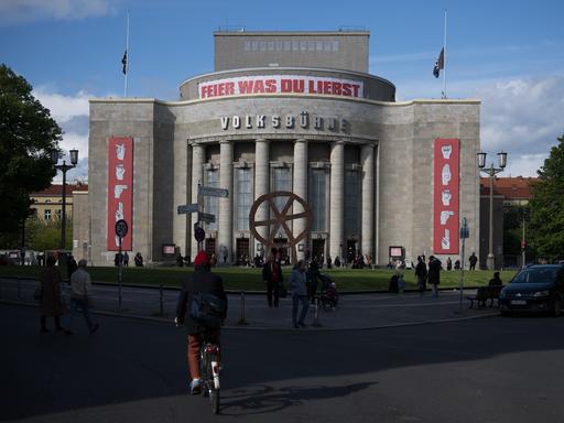 Panorama-Ansicht der Volksbühne: Ein wuchtiger Bau, der den Rosa-Luxemburg-Platz dominiert. Panorama-Ansicht der Volksbühne: Ein wuchtiger Bau, der den Rosa-Luxemburg-Platz dominiert.