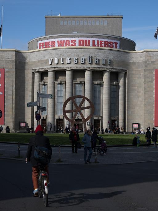 Panorama-Ansicht der Volksbühne: Ein wuchtiger Bau, der den Rosa-Luxemburg-Platz dominiert.