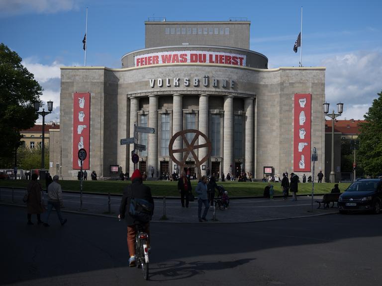 Panorama-Ansicht der Volksbühne: Ein wuchtiger Bau, der den Rosa-Luxemburg-Platz dominiert.