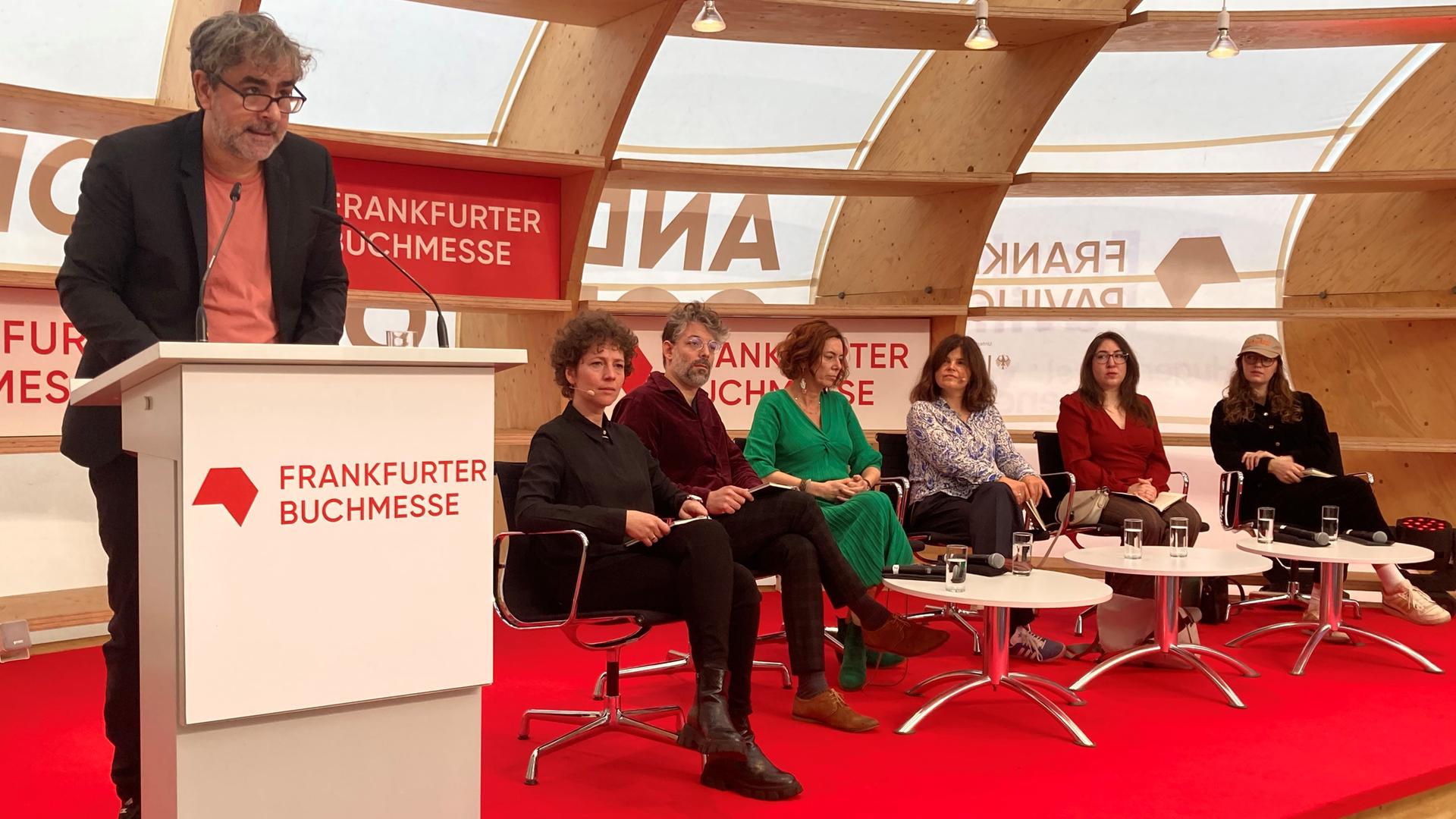 PEN-Berlin-Co-Sprecher Deniz Yücel (links) steht bei einer Lesung auf der Frankfurter Buchmesse am Podium.