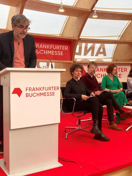 PEN-Berlin-Co-Sprecher Deniz Yücel (links) steht bei einer Lesung auf der Frankfurter Buchmesse am Podium. 