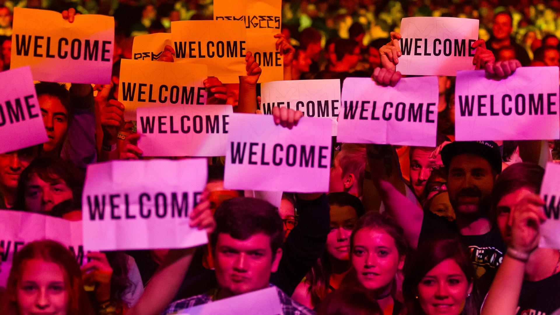 Besucher vom Festival Rock im Sektor mit "Welcome"-Schildern am 05. September 2015. Besucher vom Festival Rock im Sektor mit "Welcome"-Schildern am 05. September 2015.
