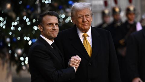 Frankreichs Präsident Emmanuel Macron begrüßt den designierten US-Präsidenten Donald Trump in Par