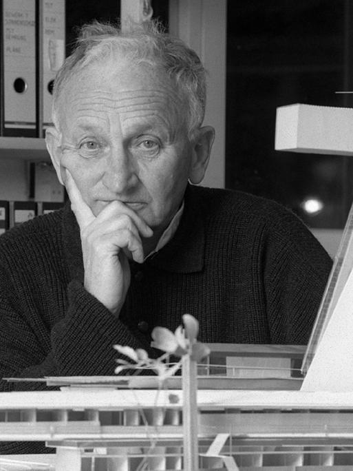 Stararchitekt Günter Behnisch wenige Tage vor seinem 75. Geburtstag am 12 Juni 1997 in seinem Büro vor einem Modell