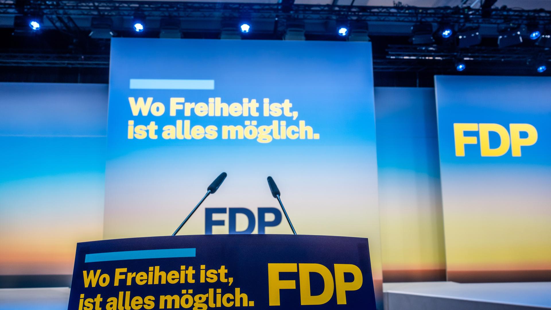 Am Rednerpult beim FDP Bundesparteitag steht der Claim „Wo Freiheit ist, ist alles möglich“. 