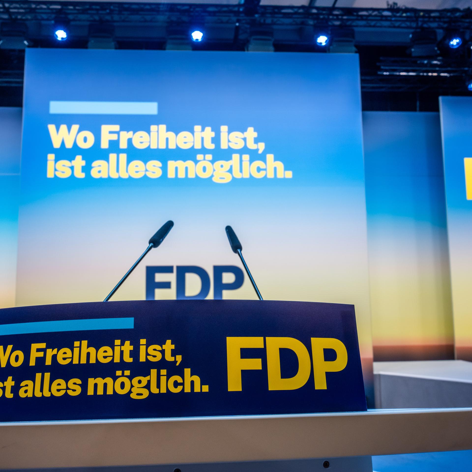 Am Rednerpult beim FDP Bundesparteitag steht der Claim „Wo Freiheit ist, ist alles möglich“. 