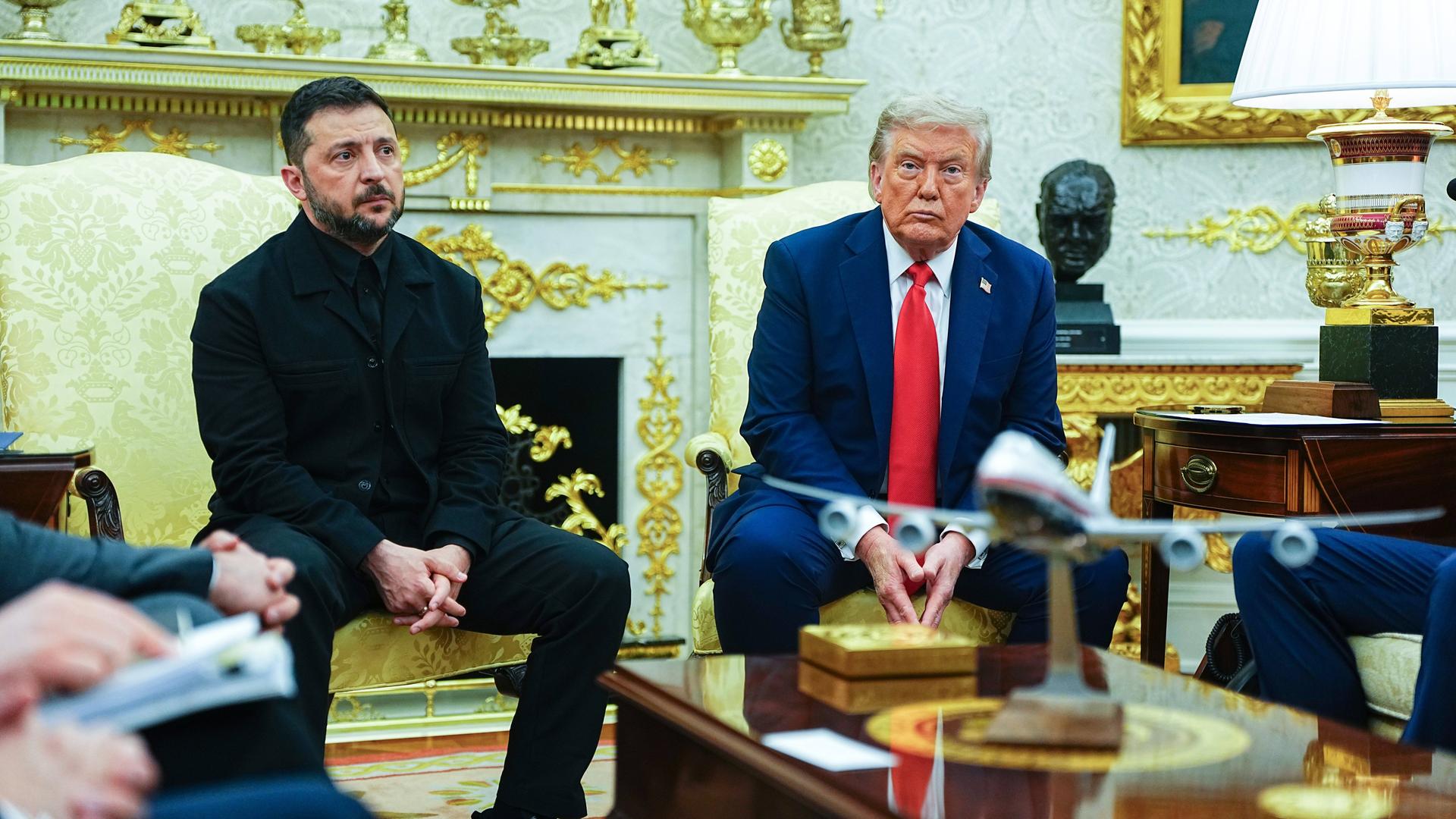 US-Präsident Donald Trump und Ukraines Präsident Selenskyj sitzen im Oval Office US-Präsident Donald Trump und Ukraines Präsident Selenskyj sitzen im Oval Office