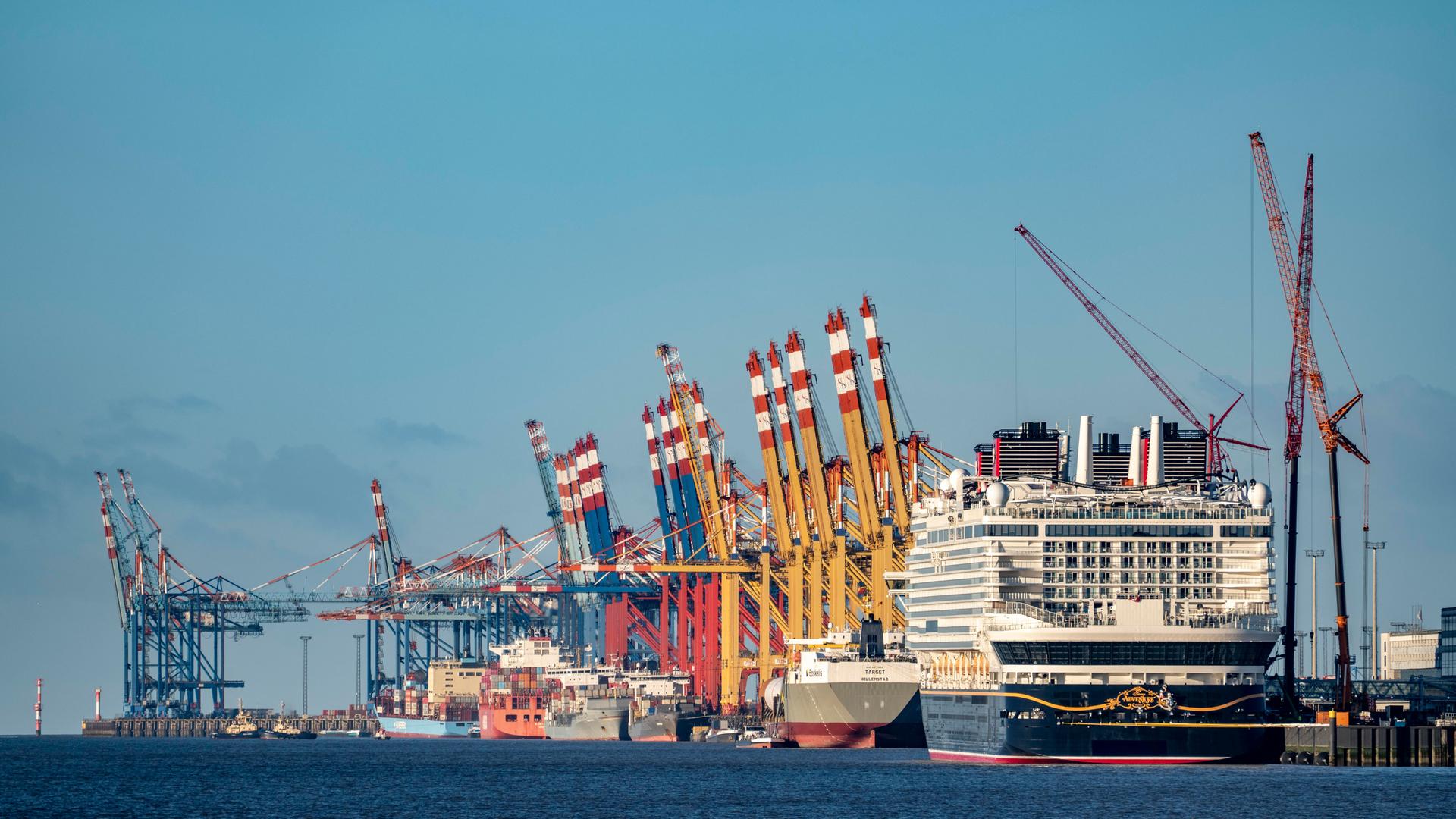 Kreuzfahrtschiff Disney Adventure am Bremerhaven. Kreuzfahrtschiff Disney Adventure am Bremerhaven.