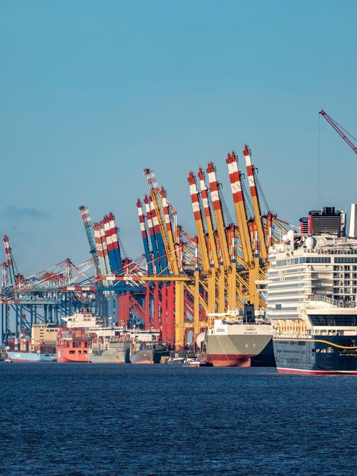 Kreuzfahrtschiff Disney Adventure am Bremerhaven.