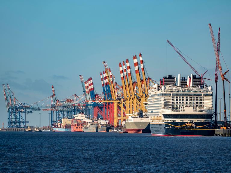 Kreuzfahrtschiff Disney Adventure am Bremerhaven.