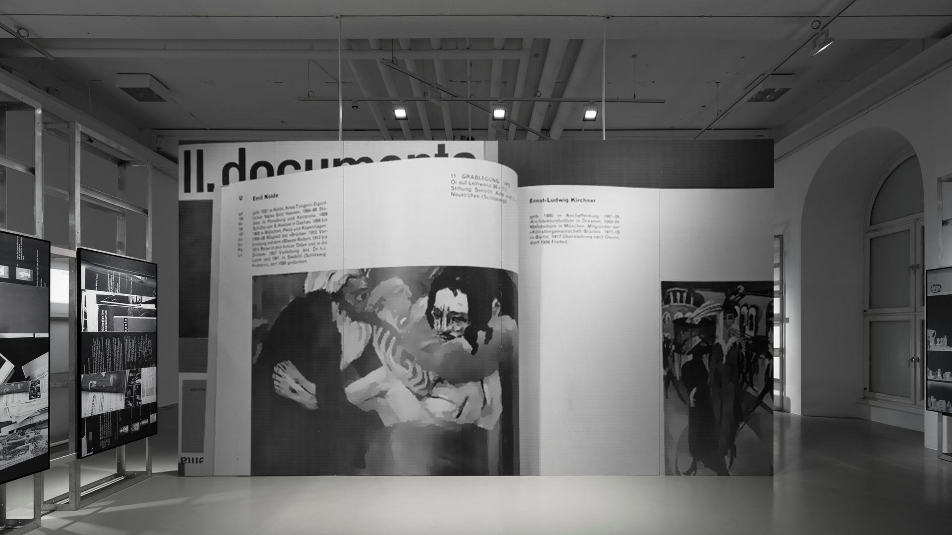 Ein Teil der Ausstellung zum Forschungsprojekt über die Wirkung von Emil Nolde auf der Documenta zeigt eine riesiges Buch mit einem Gemälde des Künstlers.