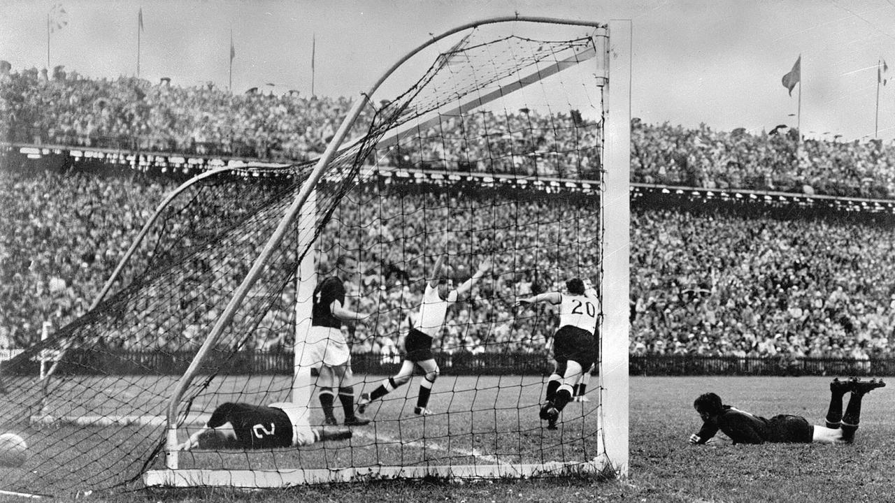 Helmut Rahn jubelt nach seinem Tor zum 2:2-Ausgleich im WM-Finale 1954 gegen Ungarn.