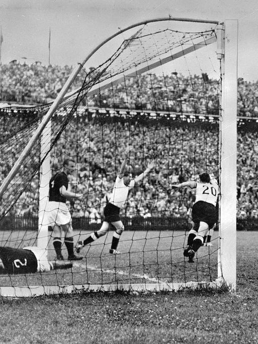 Helmut Rahn jubelt nach seinem Tor zum 2:2-Ausgleich im WM-Finale 1954 gegen Ungarn.