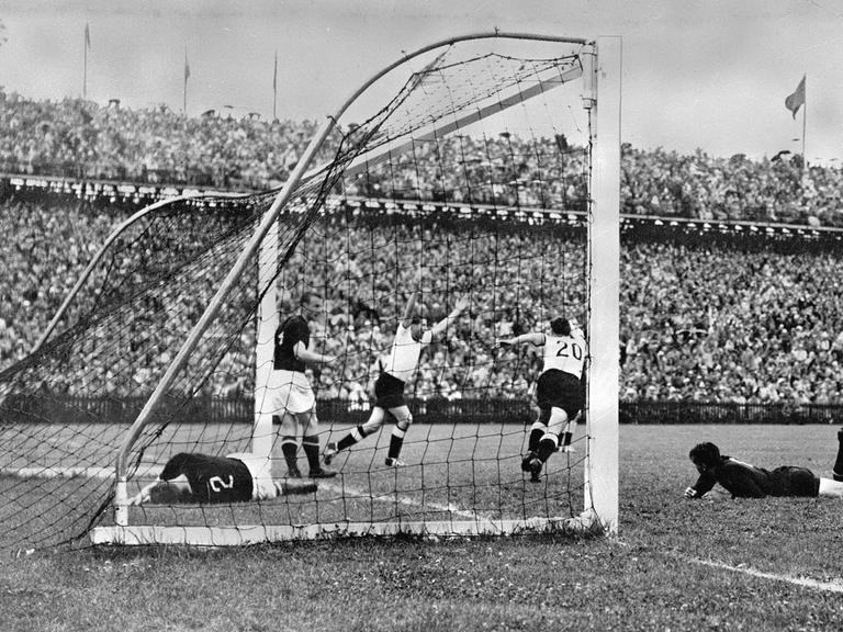 Helmut Rahn jubelt nach seinem Tor zum 2:2-Ausgleich im WM-Finale 1954 gegen Ungarn.