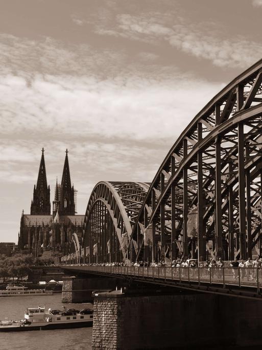 Sepia-Aufnahme der Hohenzollernbrücke über den Rhein, dahinter der Kölner Dom.