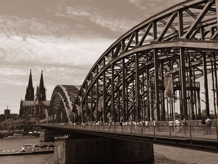 Sepia-Aufnahme der Hohenzollernbrücke über den Rhein, dahinter der Kölner Dom.