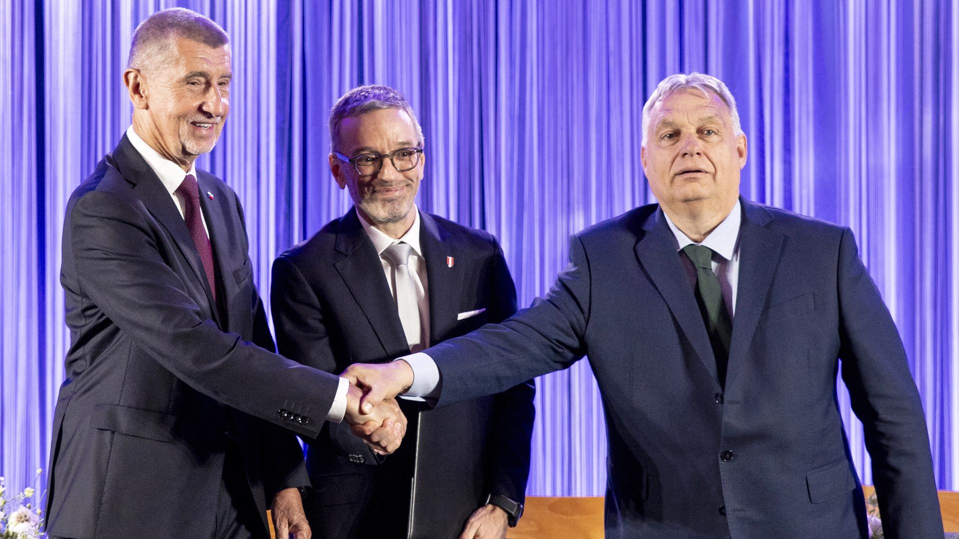 Andrej Babis, Vorsitzender der tschechischen liberal-populistischen ANO, Herbert Kickl, Chef der rechten österreichischen FPÖ, und Viktor Orban, Ministerpräsident von Ungarn und Vorsitzender der Partei Fidesz, reichen sie die Hände.