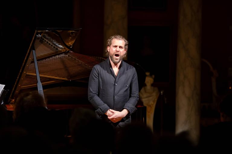 Tenor Julian Pregardien bei einem Konzert in der Aula der Universität Greifswald