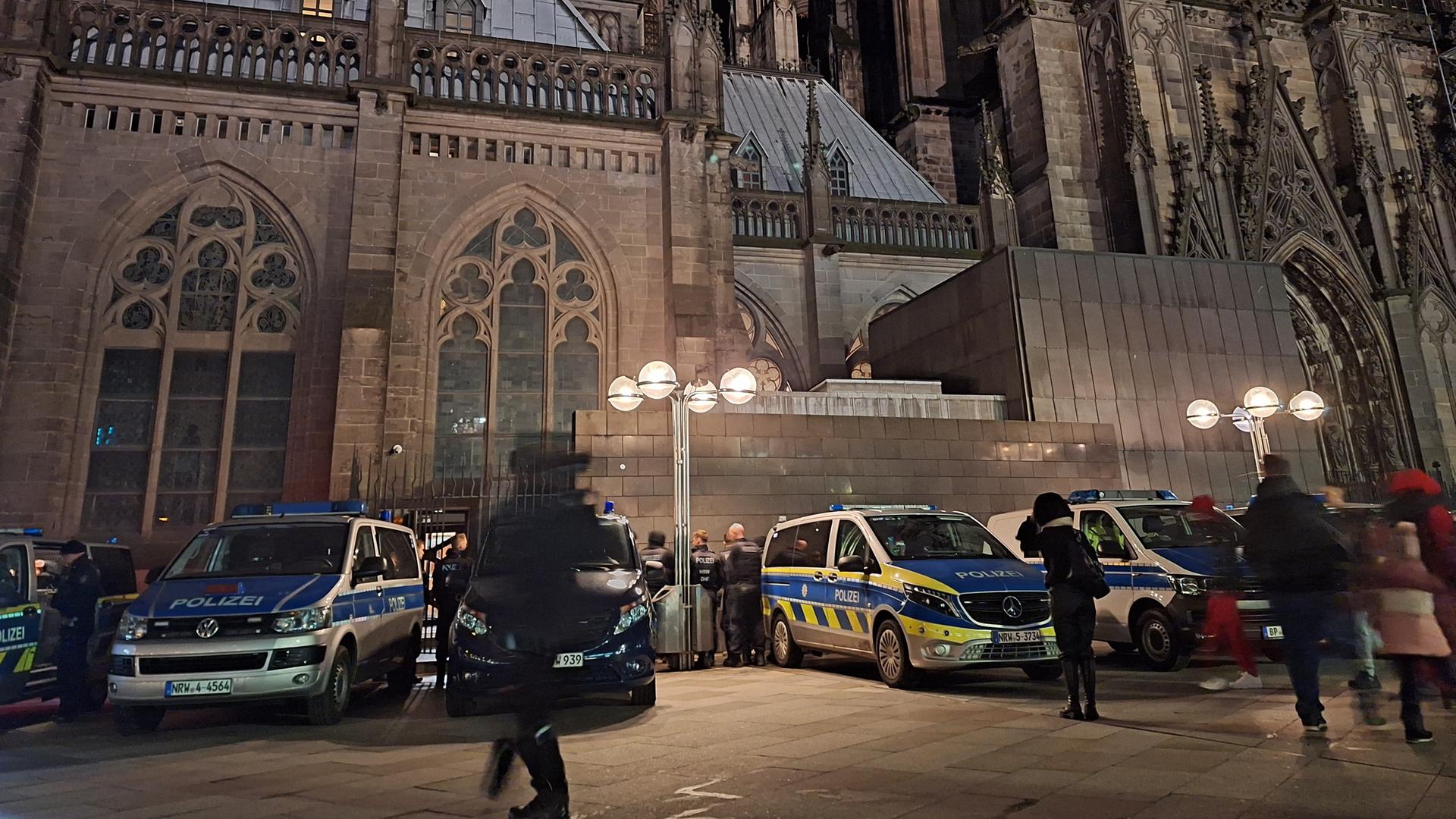 Einsatzfahrzeuge der Polizei stehen vor dem Kölner Dom