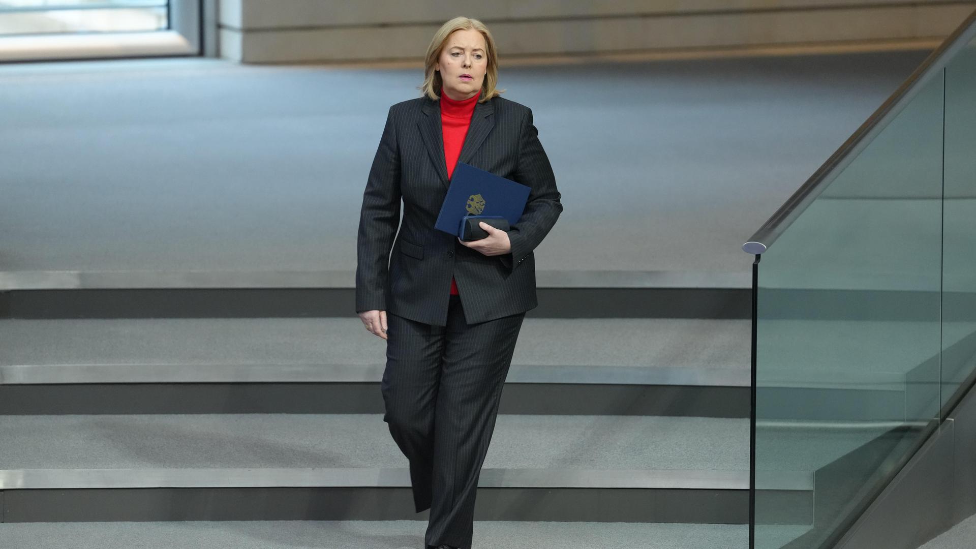 Bärbel Bas geht mit einer Mappe unter dem Arm die Treppe zum Plenarsaal hinunter auf dem Weg zur Regierungsbank.