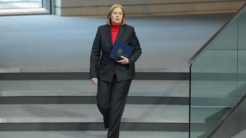 Bärbel Bas geht mit einer Mappe unter dem Arm die Treppe zum Plenarsaal hinunter auf dem Weg zur Regierungsbank.