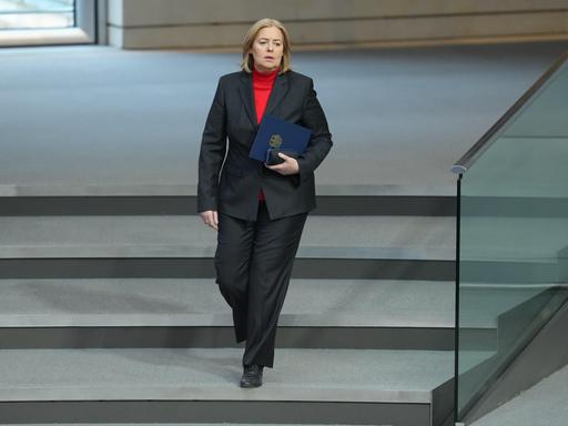 Bärbel Bas geht mit einer Mappe unter dem Arm die Treppe zum Plenarsaal hinunter auf dem Weg zur Regierungsbank.