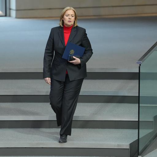 Bärbel Bas geht mit einer Mappe unter dem Arm die Treppe zum Plenarsaal hinunter auf dem Weg zur Regierungsbank.