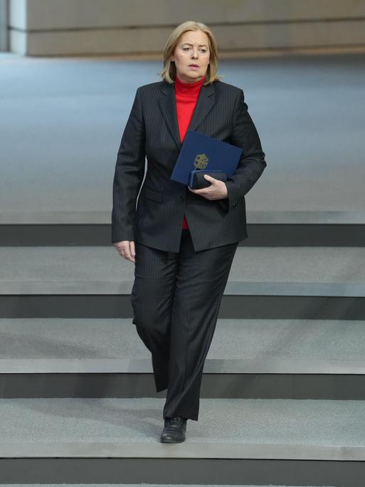 Bärbel Bas geht mit einer Mappe unter dem Arm die Treppe zum Plenarsaal hinunter auf dem Weg zur Regierungsbank.