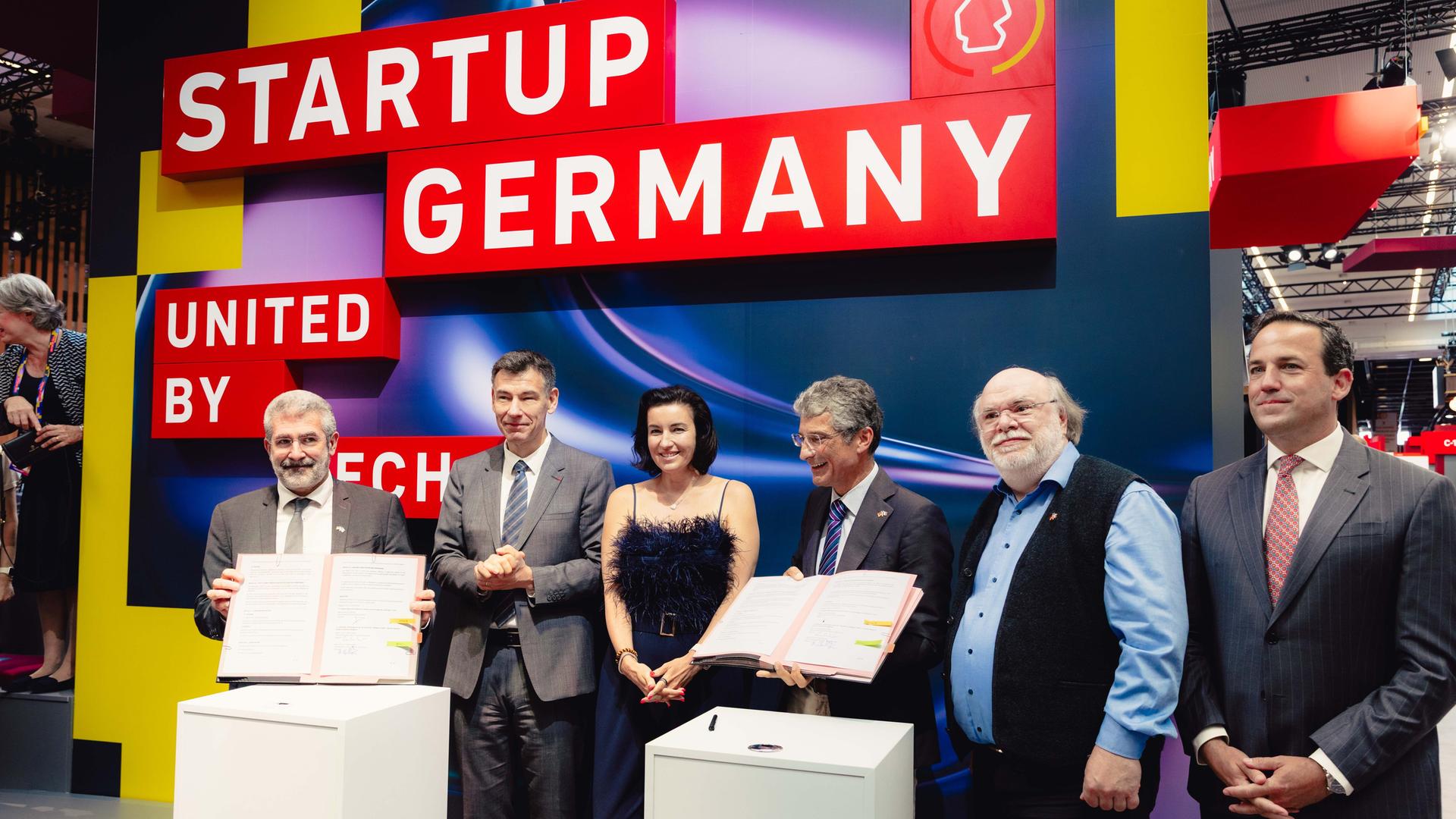 v.l.n.r.: Dr. Bruno Sportisse, CEO Inria, Philippe Baptiste, Französischer Bildungsminister, Dorothee Bär, Bundesforschungsministerin, Prof. Dr. Antonio Krüger, CEO DFKI, Prof. Dr.-Ing. Philipp Slusallek, Geschäftsführender Direktor DFKI Saarbrücken, Staatssekretär David Lindemann, Chef der Staatskanzlei des Saarlandes
      