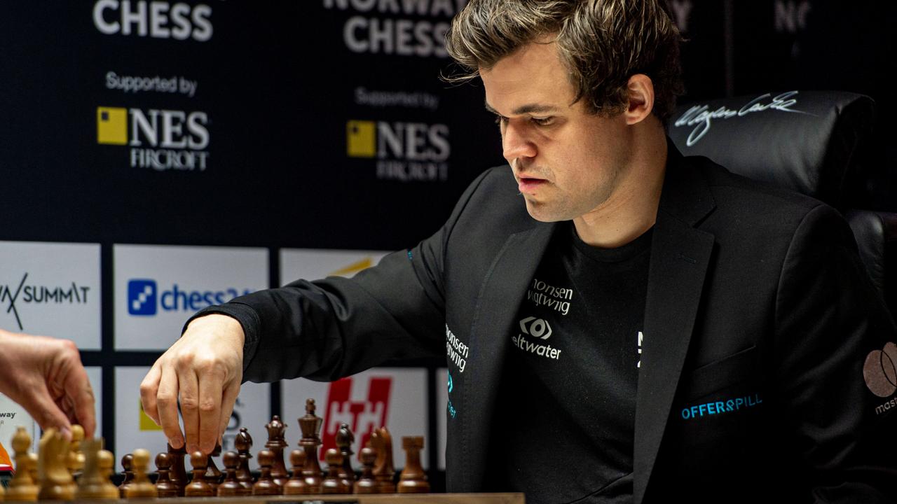 Magnus Carlsen spielt bei einem Turnier in Norwegen Schach