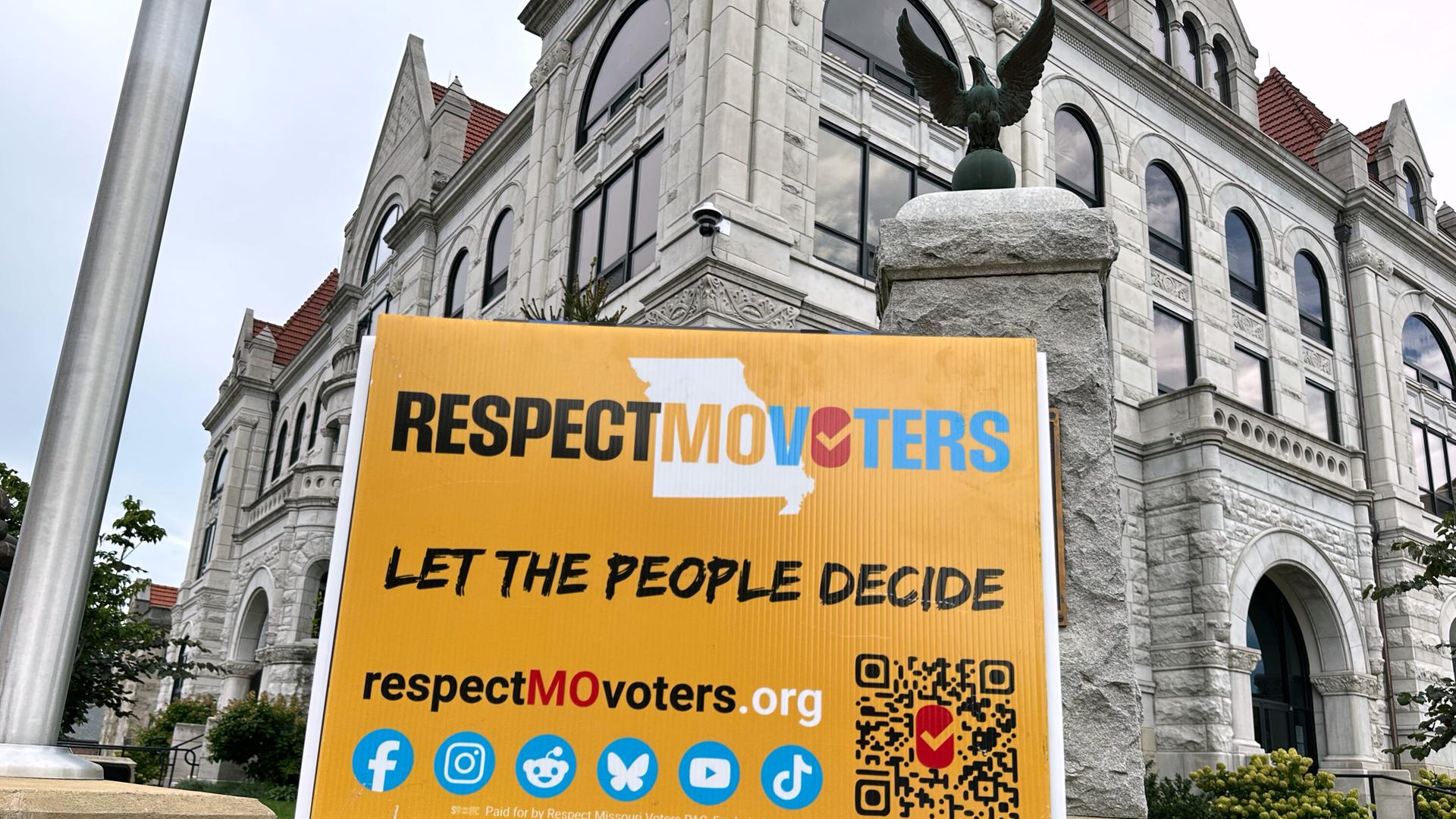 Ein Schild zur Unterstützung eines von der Gruppe „Respect Missouri Voters“ befürworteten Verfassungszusatzes steht vor dem Gerichtsgebäude von Cole County in Jefferson City, Missouri.