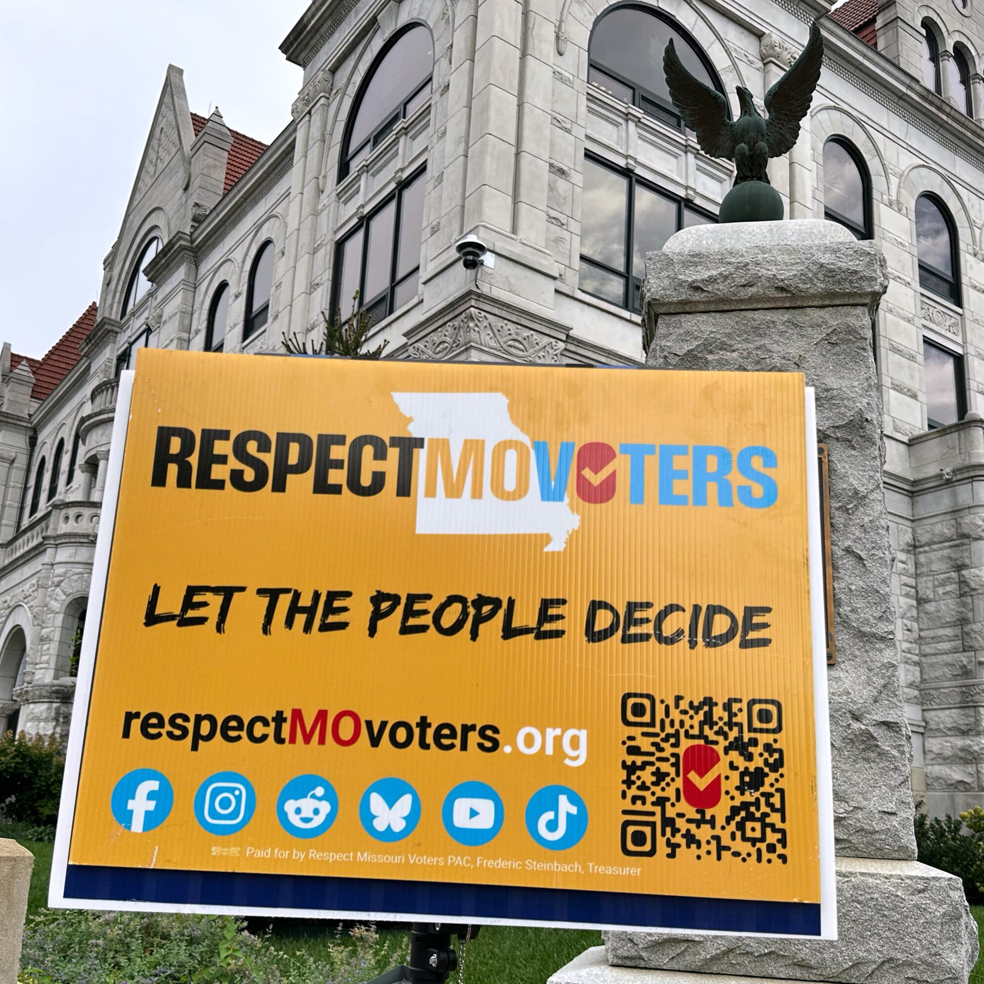 Ein Schild zur Unterstützung eines von der Gruppe „Respect Missouri Voters“ befürworteten Verfassungszusatzes steht vor dem Gerichtsgebäude von Cole County in Jefferson City, Missouri.