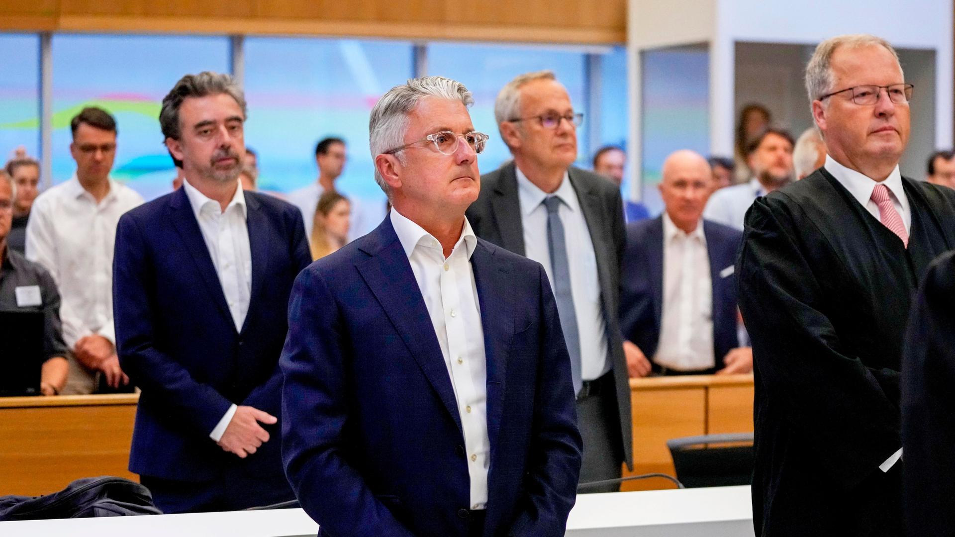 Bayern, München: Rupert Stadler (M), ehemaliger Vorstandsvorsitzender des Automobilherstellers Audi, wartet im Landgericht auf das Urteil. Bayern, München: Rupert Stadler (M), ehemaliger Vorstandsvorsitzender des Automobilherstellers Audi, wartet im Landgericht auf das Urteil.
