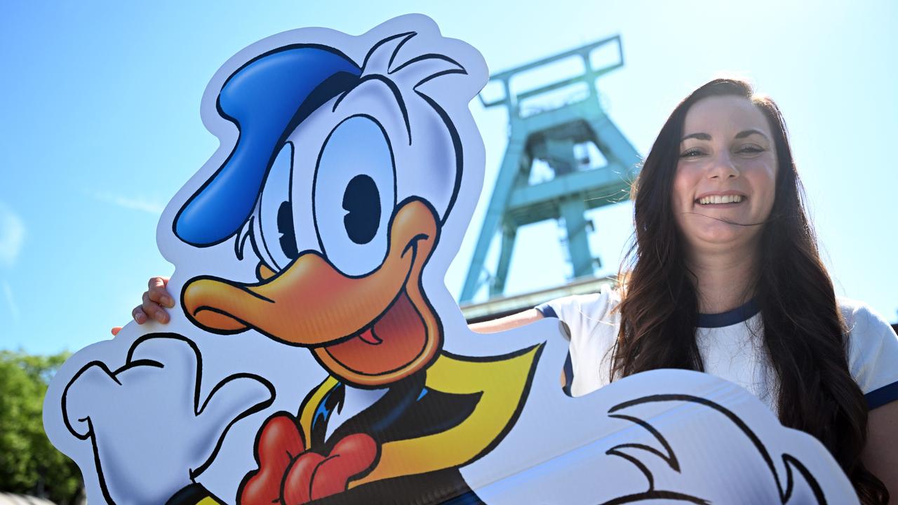 Cynthia L. Pineda, Disney-Zeichnerin, steht mit einer Donald Duck-Figur vor dem Deutschen Bergbau-Museum.