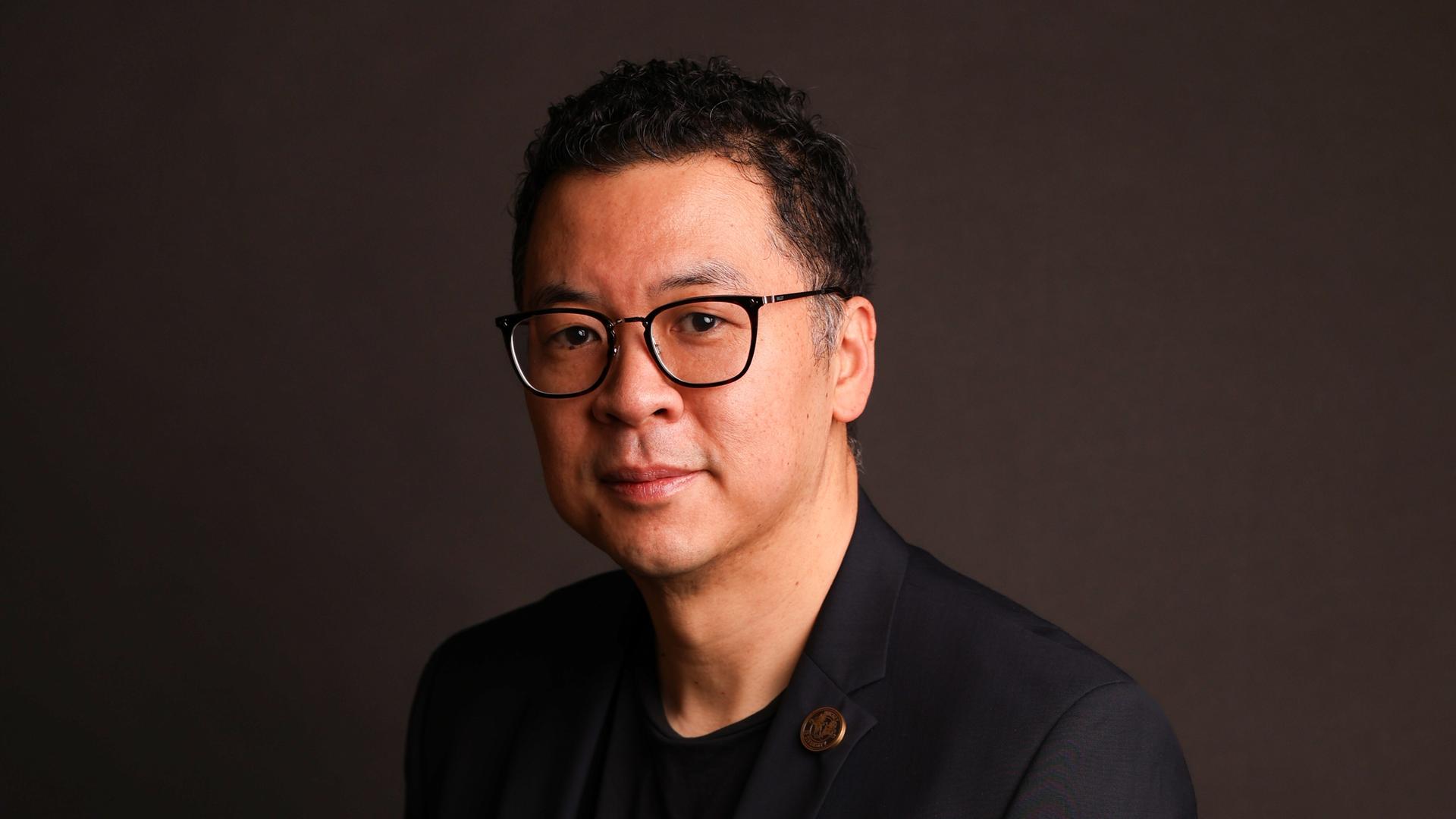 Portrait des Deutschlandradio-Diversitätskoordinators Martin Hyun