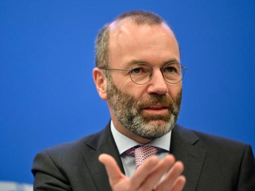 Manfred Weber, Chef der EVP-Fraktion im EU-Parlament, im Februar 2022 vor blauer Wand