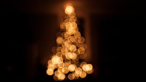 Ein aus Lichtern angedeuteter Weihnachtsbaum.