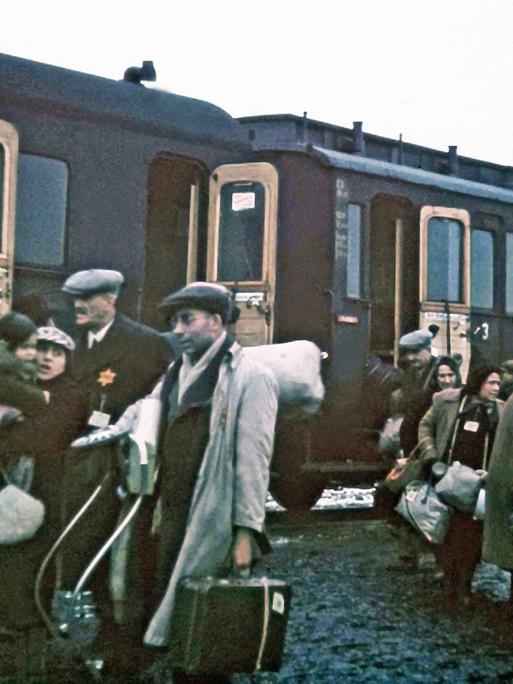 Historische nachkolorierte Aufnahme zeigt jüdische Menschen, die mit dem Zug aus ganz Europa in das Ghetto Lodz (Litzmannstadt) deportiert wurden. Das Ghetto bestand von 1939 bis 1944 und war das zweitgrößte nach dem Warschauer Ghetto .