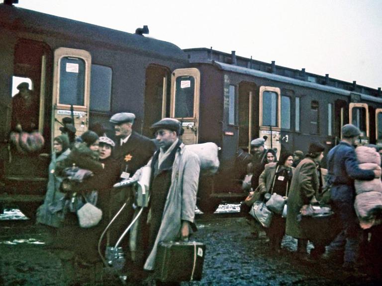 Historische nachkolorierte Aufnahme zeigt jüdische Menschen, die mit dem Zug aus ganz Europa in das Ghetto Lodz (Litzmannstadt) deportiert wurden. Das Ghetto bestand von 1939 bis 1944 und war das zweitgrößte nach dem Warschauer Ghetto .